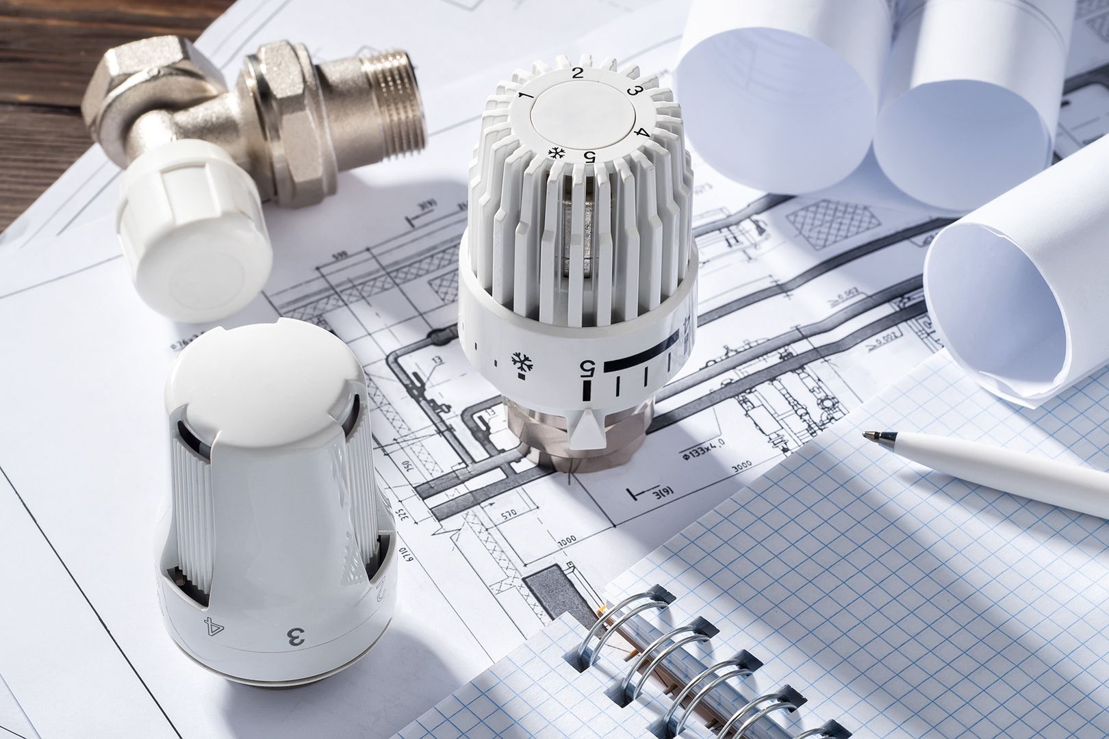 Auf einem Tisch sind verschiedene Werkzeuge für Sanitär- und Elektroarbeiten angeordnet.